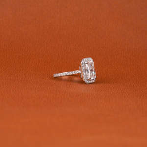 Anillo de compromiso de lujo con diamante cultivado en laboratorio de corte radiante y engaste halo, chapado en oro macizo de 14K, estilo moderno, anillo de regalo para mujer. - Product Image 2