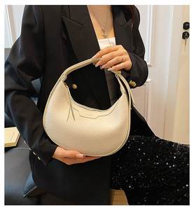 Elegantes bolsos de cuero en forma de media luna para mujer con herrajes dorados, base resistente al desgaste, cremallera suave y correa de hombro con estilo. - Product Image 6