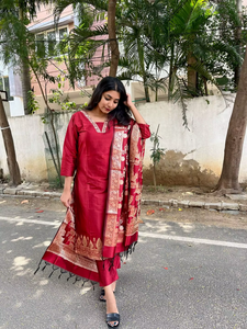 Costume en soie Banarasi Katan traditionnel très demandé, élégant pour femmes, ensemble Kurti non cousu en 3 pièces, pour mariage, fête, festival - Product Image 6
