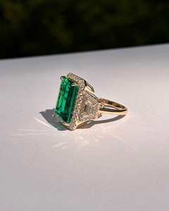 Bague de fiançailles Moissanite coupe émeraude verte d'inspiration vintage avec pierres de Moissanite trapézoïdales latérales et ensemble de conception Halo - Product Image 2