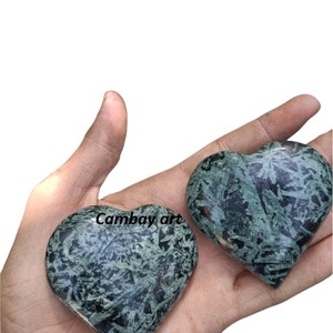 Pierre de cœur Tourmaline verte de qualité supérieure à vendre, cœur de pierre précieuse sculpté à la main pour l'exportation - Product Image 3