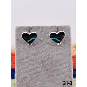 Boucles d'oreilles clous tendance en forme de cœur, en argent sterling et turquoise, plaqué or rose, avec serti clos, fabriquées à la main au sud-ouest - Product Image 1