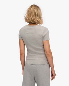 Camisetas de mujer más vendidas Diseño de impresión de logotipo personalizable con cuello redondo de color sólido cómodo y de moda - Product Image 3