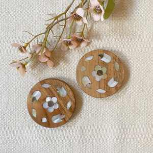 Encantador espejo de madera de mano con incrustaciones de concha natural personalizado para regalos de cumpleaños - Product Image 5