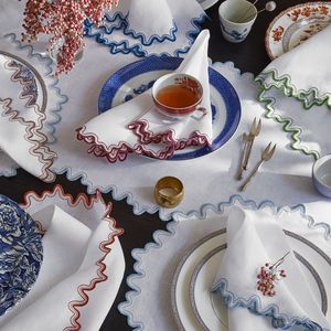 Élégant napperon en lin fait main avec broderie conçu pour compléter les ensembles de porcelaine fine et d'argenterie de luxe - Product Image 5