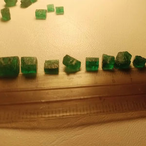 Envío Inmediato, Esmeralda en Bruto de 6 Quilates, la Mejor Calidad, Procedente de Pakistán, Creada en Laboratorio, Tratada Térmicamente, Corte Princesa, Color Verde Natural - Product Image 4