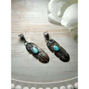 Pendentif artisanal en turquoise Golden Hill avec motif croix, serti Navajo, en argent sterling, breloque religieuse, fait main par un artiste - Product Image 3