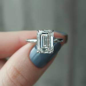Bague moderne en moissanite de 4 carats avec quatre griffes et bande arrondie de 1.8mm en or blanc massif pour mariage ou proposition - Product Image 1