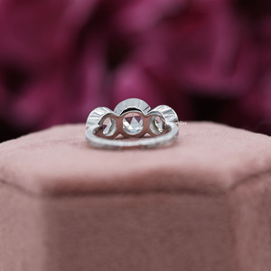 Anillo de compromiso lujoso con ajuste de tres piedras de diamante cultivado en laboratorio de corte redondo de platino para mujer IGI - Product Image 5