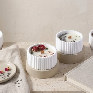Juego de Velas Aromáticas Decorativas Arovi de Cera de Soya, Velas Hechas a Mano con Mecha de Madera y Botánicos Secos, Decoración Estética para el Hogar - Product Image 4