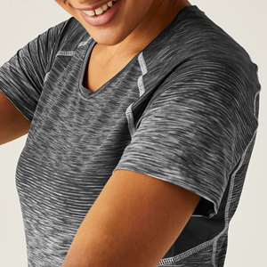 Camisetas de gimnasio con logotipo personalizado para mujer hechas con tela de poliéster para verano, ropa de entrenamiento informal disponible al por mayor - Product Image 3