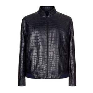 C'est une veste en similicuir PU rouge pour homme de la marque Hood Crew, avec capuche amovible. - Product Image 4