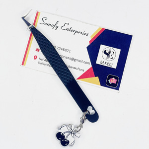 Pince à cils antistatique durable en acier inoxydable à pointe de fibre de 90 degrés avec breloques en forme de cerise - Product Image 1