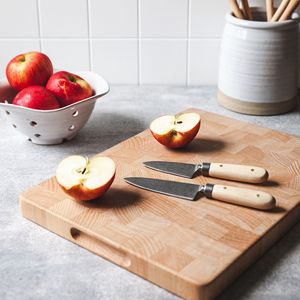 Planche à découper en bois de teck de Rachel avec un motif à carreaux épais, finition brun naturel. - Product Image 1