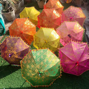 Parapluie décoratif traditionnel assorti avec impression dorée pour les mariages Mehndi Decor Festive Accent Parasol Vintage Sun Parasol - Product Image 1
