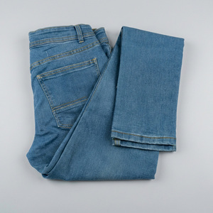 Jean en denim vintage taille mi-haute bleu délavé avec rivets brodés, méthode de tissage tricotée, coupe droite, coloré, idéal pour l'hiver - Product Image 1