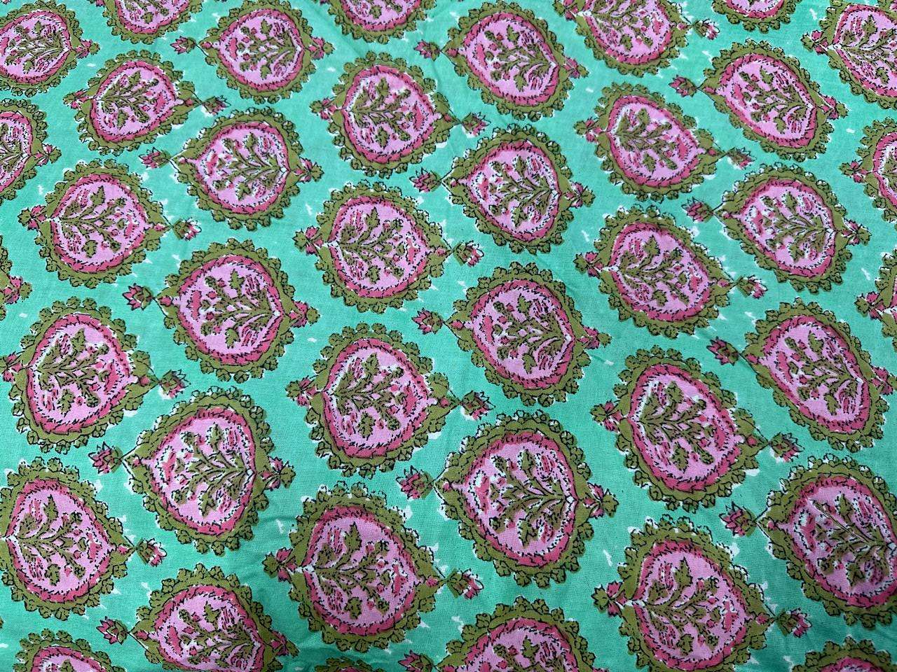 Comme montrent dans l'image