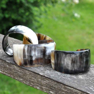 Hermoso Juego de 3 Brazaletes Gruesos de Cuerno de Búfalo Natural, Joyería Ecológica Hecha a Mano para Mujeres Modernas y Conscientes de la Moda - Product Image 5