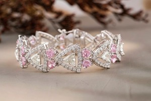 สร้อยข้อมือเพชรมอยส์ซอไนต์ที่สวยงามพร้อมรูปหัวใจเพชรโมอิสซาไนต์สีชมพูของขวัญที่สมบูรณ์แบบสำหรับเธอ - Product Image 2