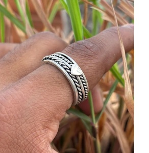 Anillo giratorio de corazón de plata de ley, banda trenzada oxidada con acento de corazón giratorio, anillo de amor hecho a mano, regalo para ella - Product Image 1