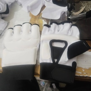 ถุงมือเทควันโดแบบดั้งเดิมของ ZARSAH EXPORTS ได้รับการรับรองสำหรับการแข่งขัน ระบายอากาศได้ดี ผลิตจากหนังคุณภาพระดับมืออาชีพ ป้องกันการลื่น อุปกรณ์ศิลปะการต่อสู้ - Product Image 5