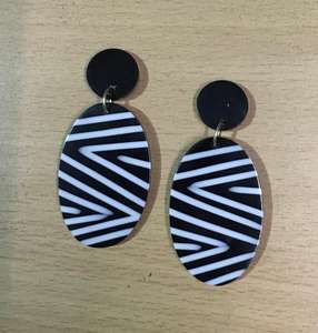 Pendientes de resina con purpurina verde, último diseño de moda a precio mayorista | Joyería hecha a mano de alta calidad - Product Image 5