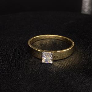 Anillo de Oro Amarillo de 18 Quilates para Hombre, Exquisito Diamante Solitario de Corte Brillante Redondo de 0.60 TCW, Engaste de Puntas, Estilo Moderno, Claridad SI - Product Image 1