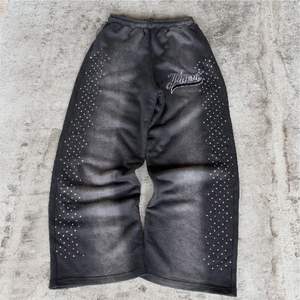 กางเกงวอร์มขายาวประดับพลอยเทียมด้านข้างสำหรับผู้ชายผ้าคาดเอวปักลายขาบานซีดซีดแบบวินเทจ - Product Image 4