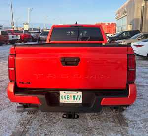 Toyota Tacoma TRD Off-Road Doble Cabina Usada 2024 - Product Image 2