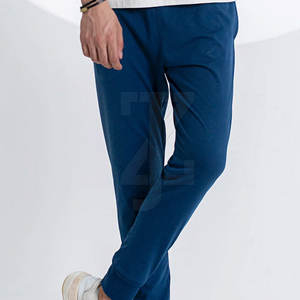 Pantalones deportivos modernos para hombre para uso casual, tela suave y duradera con cintura ajustable y estilo sencillo. - Product Image 3