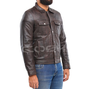 Chaqueta de cuero marrón para hombre con cuello vuelto, estilo camionero, con detalles de herrajes plateados en contraste y solapa abotonada distintiva. - Product Image 4