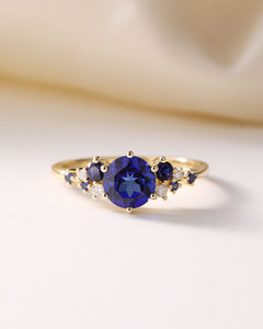 Anillo de compromiso Azul zafiro redondo de 6mm | Anillo de racimo de banda dorada con piedras laterales blancas | Joyería nupcial para mujer - Product Image 1