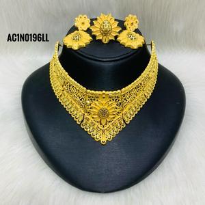 Ensemble de bijoux plaqué or pour femmes avec boîte chaîne motif floral matériel en laiton design floral élégant - Product Image 1