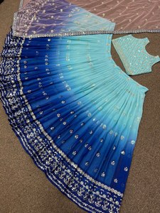 Travail de séquence traditionnel brodé de 5MM Lehenga Choli lancement de fête pakistanaise indienne lors d'occasions de mariage mettant en vedette des faux - Product Image 3
