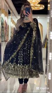 Anarkali lourd de créateur en georgette effet fleuri avec sequins et broderies, avec pantalon Chudi et dupatta à sequins - Product Image 4