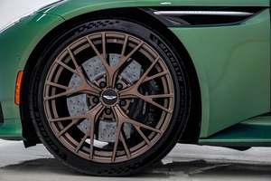 Aston Martin DB12 V8 Coupé RWD 2024 incroyablement parfait avec faible kilométrage en stock, proposé à un prix fantastique - Product Image 5