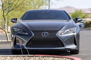 Lexus LC 500 2018 Usado en Buen Estado, Paquete Deportivo con Techo de Carbono, Motor V8 de 5.0 Litros, Interior Rojo R-ioja - Product Image 2