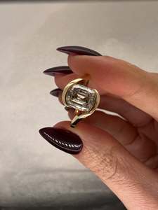 Anillo de Aniversario con Diamante Talla Esmeralda Personalizado, Oro Sólido de 14k, Pieza Escultural Unisex, Fabricante de Joyería Fina OEM/ODM - Product Image 5