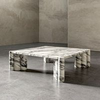 Tables basses et chaises en marbre, en particulier celles fabriquées à partir de marbres blancs et autres de qualité supérieure