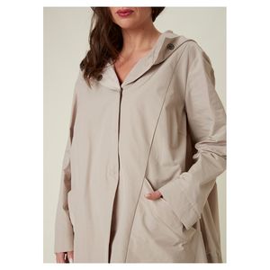 Chubasquero para mujer hecho en Italia técnica para todas las estaciones, botonadura única con capucha y bolsillos, diferentes colores disponibles - Product Image 5