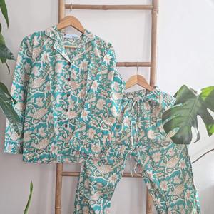 Ensemble deux pièces de vêtements de nuit traditionnels en coton indien avec imprimés ethniques et ensemble confortable pour femmes disponible à la vente - Product Image 1