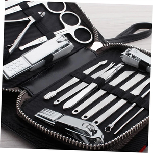 Vente en gros Kit de pédicure professionnel en acier inoxydable 18 en 1 Ciseaux à ongles Kit de toilettage Étui en cuir noir Manucure Pédicure - Product Image 2