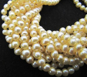 Perles rondes en perles dorées naturelles de 8 à 9mm vendues par brin Perles longues de couleur jaune doré de 4 pouces vendues par brin - Product Image 2