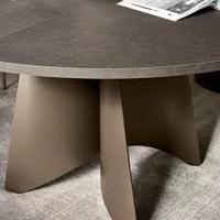 Table moderne extensible avec plateau en verre et pieds en métal sculptés et courbés. Design élégant, polyvalent et stylé pour hôtel, villa, salon