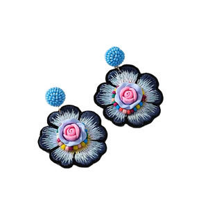 Pendientes de Moda con Diseño Floral, Bordados con Cuentas de Semillas, Precio de Mayoreo para Niñas y Mujeres, de la India - Product Image 1