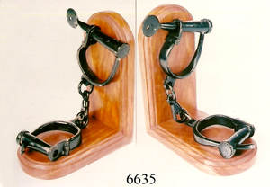 Sujetalibros de linterna de estilo náutico de latón, par de sujetalibros de Metal hecho a mano y de madera para decoración del hogar y la Oficina, a la venta, hecho en La India - Product Image 3