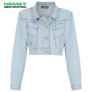 Veste en jean bleu clair à manches longues avec boutons dorés, taille XL, poches poitrine et détails de couture, pour un style décontracté et streetwear. - Product Image 4