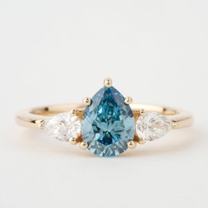 แหวนแต่งงานประดับเพชรลายลูกแพร์สีฟ้าสำหรับงานแล็บสีทองและสีเหลืองล้วนแบบมีลักษณะเฉพาะตัว - Product Image 1