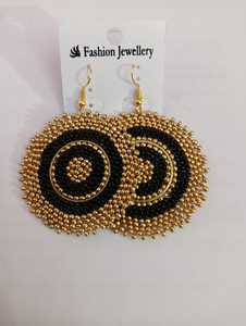 Pendientes de moda con cuentas de color blanco en diseños y estilos variados para su reventa por tiendas de moda. - Product Image 2