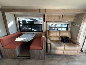 Camping-car de toit réglable d'occasion 2021 T-h-o-r C-h-a-l-l-e-n-g-e-r 35MQ Euro 6 pour 4-6 personnes, une chambre, réfrigérateur - Product Image 4